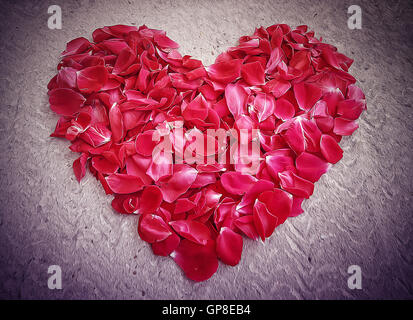 Petali di rosa disposti a forma di cuore, il giorno di san valentino Foto  stock - Alamy