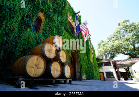 Oak botti da vino nella cantina di Chateau Montelena,Calistoga,California , Stati Uniti Foto Stock