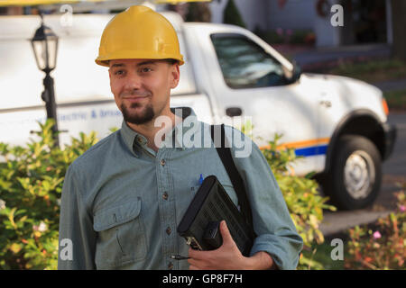 Ritratto di lineman con decoder via cavo andando a casa Foto Stock