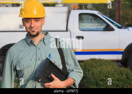 Ritratto di lineman con decoder via cavo andando a casa Foto Stock