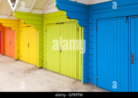 Pittoresca spiaggia di capanne sul mare Foto Stock