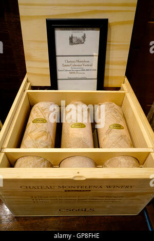 I vini prodotti da Chateau Montelena display in una confezione regalo in vendita in Chateau Montelena winery,Calisoga,California USA Foto Stock