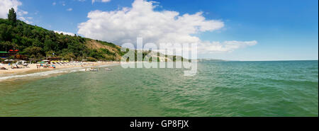 La vacanza estiva lo sfondo in riva al mare sulla spiaggia. Vista panoramica della costa del Mar Nero, la città di Balchik, Bulgaria Foto Stock