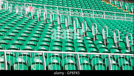 Sedi di verde su outdoor stadium Foto Stock