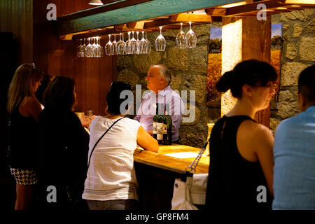 I visitatori in una sessione di degustazione di Chateau Montelena winery.Calistoga,California , Stati Uniti Foto Stock