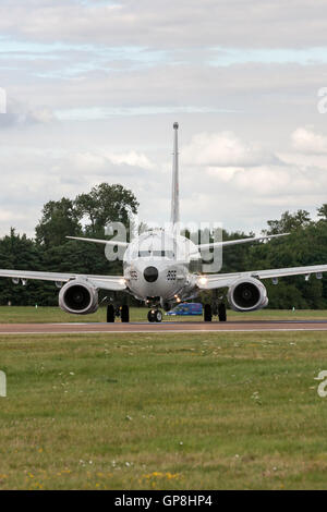 Marina degli Stati Uniti noioso P-8A Poseidone di pattugliamento marittimo e anti guerra sottomarina di aeromobili. Foto Stock