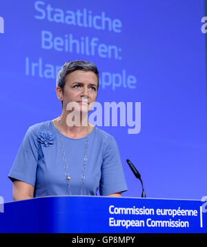 Bruxelles, Belgio, 30 agosto 2016. -- Unione europea Il commissario europeo alla concorrenza Margrethe Vestager parla durante una conferenza stampa presso la Commissione europea in sede. L' Unione europea afferma l'Irlanda ha dato illegale di beneficiare di vantaggi fiscali a Apple Inc. e deve ora recuperare il retro non pagate le imposte dagli Stati Uniti technology company, maggiorato di un interesse. Foto: THIERRY MONASSE/DPA - nessun filo servizio- Foto Stock