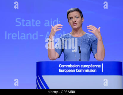 Bruxelles, Belgio, 30 agosto 2016. -- Unione europea Il commissario europeo alla concorrenza Margrethe Vestager parla durante una conferenza stampa presso la Commissione europea in sede. L' Unione europea afferma l'Irlanda ha dato illegale di beneficiare di vantaggi fiscali a Apple Inc. e deve ora recuperare il retro non pagate le imposte dagli Stati Uniti technology company, maggiorato di un interesse. Foto: THIERRY MONASSE/DPA - nessun filo servizio- Foto Stock