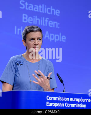 Bruxelles, Belgio, 30 agosto 2016. -- Unione europea Il commissario europeo alla concorrenza Margrethe Vestager parla durante una conferenza stampa presso la Commissione europea in sede. L' Unione europea afferma l'Irlanda ha dato illegale di beneficiare di vantaggi fiscali a Apple Inc. e deve ora recuperare il retro non pagate le imposte dagli Stati Uniti technology company, maggiorato di un interesse. Foto: THIERRY MONASSE/DPA - nessun filo servizio- Foto Stock