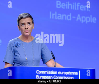 Bruxelles, Belgio, 30 agosto 2016. -- Unione europea Il commissario europeo alla concorrenza Margrethe Vestager parla durante una conferenza stampa presso la Commissione europea in sede. L' Unione europea afferma l'Irlanda ha dato illegale di beneficiare di vantaggi fiscali a Apple Inc. e deve ora recuperare il retro non pagate le imposte dagli Stati Uniti technology company, maggiorato di un interesse. Foto: THIERRY MONASSE/DPA - nessun filo servizio- Foto Stock