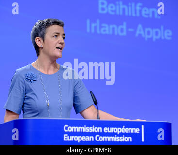 Bruxelles, Belgio, 30 agosto 2016. -- Unione europea Il commissario europeo alla concorrenza Margrethe Vestager parla durante una conferenza stampa presso la Commissione europea in sede. L' Unione europea afferma l'Irlanda ha dato illegale di beneficiare di vantaggi fiscali a Apple Inc. e deve ora recuperare il retro non pagate le imposte dagli Stati Uniti technology company, maggiorato di un interesse. Foto: THIERRY MONASSE/DPA - nessun filo servizio- Foto Stock