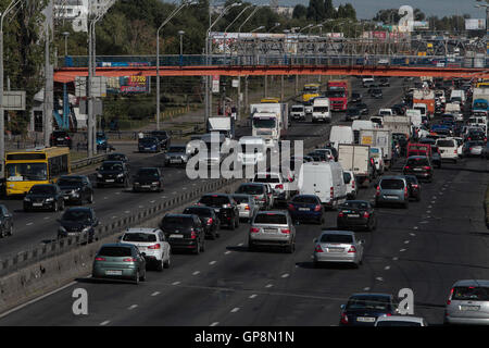 Kiev, Ucraina. 1 Sep, 2016. I veicoli sono visti rimasto incastrato in un ingorgo su una Stepan Bandera avenue a Kiev. © Sergii Kharchenko/ZUMA filo/Alamy Live News Foto Stock