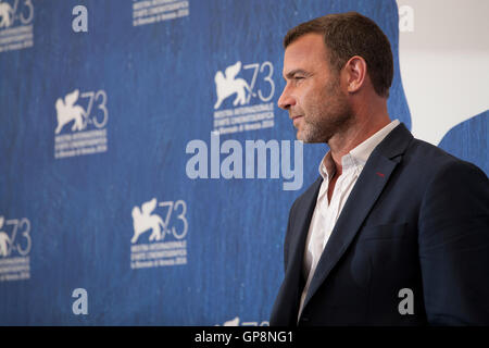 Venezia, Italia. Il 2 settembre, 2016. Liev Schreiber al film di spurgo photocall presso la 73rd Festival del Cinema di Venezia, Sala Grande venerdì 2 settembre 2016, Venezia Lido, Italia. Credito: Doreen Kennedy/Alamy Live News Foto Stock