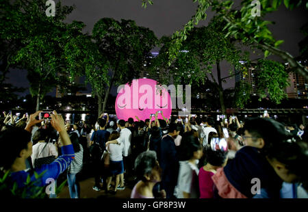 Seoul, Corea del Sud. 3 Sep, 2016. La gente a prendere una foto di arte pubblica 'super luna' in Seokchon lago vicino a Lotte World Tower. Progetto di arte pubblica 'super Luna' è realizzato da arte pubblica gruppo "amici con voi". Esso sarà mostrato attraverso Ottobre 3th. Credito: Min Won-Ki/ZUMA filo/Alamy Live News Foto Stock