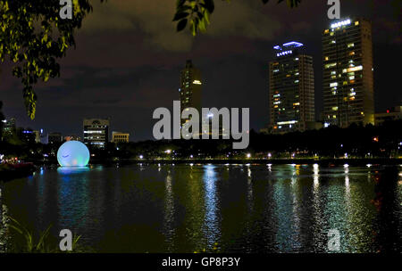 Seoul, Corea del Sud. 3 Sep, 2016. Arte pubblica 'super luna' visualizzazione in Seokchon lago. Progetto di arte pubblica 'super Luna' è realizzato da arte pubblica gruppo "amici con voi". Esso sarà mostrato attraverso Ottobre 3th. Credito: Min Won-Ki/ZUMA filo/Alamy Live News Foto Stock