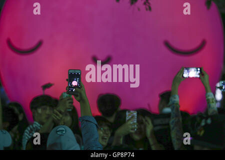 Seoul, Corea del Sud. 3 Sep, 2016. La gente a prendere una foto di arte pubblica 'super luna' in Seokchon lago vicino a Lotte World Tower. Progetto di arte pubblica 'super Luna' è realizzato da arte pubblica gruppo "amici con voi". Esso sarà mostrato attraverso Ottobre 3th. Credito: Min Won-Ki/ZUMA filo/Alamy Live News Foto Stock