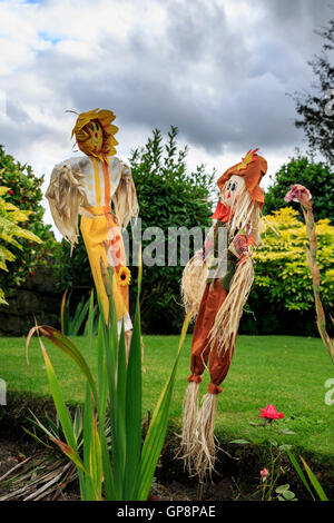 Maschio e femmina Scarecrows in un giardino letto floreale. © Christopher Smith/Alamy Live News Credito: Christopher Smith/Alamy Live News Foto Stock