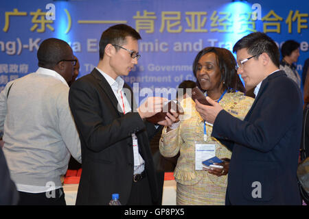 (160902)-- NAIROBI, Sett. 2, 2016 (Xinhua) -- un keniano rappresentante aziendale (C) colloqui con rappresentanti di imprese dalla Cina è nella provincia di Guangdong durante la Cina (Guangdong)-Kenya la cooperazione economica e commerciale Conferenza di Nairobi, Kenya, sul Sett. 2, 2016. Il governo del Kenya ha intensificato gli sforzi per attirare investimenti cinesi in settori chiave dell'economia come la produzione, energia, trasporti, turismo e patrimonio immobiliare, alto funzionario detto venerdì. (Xinhua/Sun Ruibo) Foto Stock