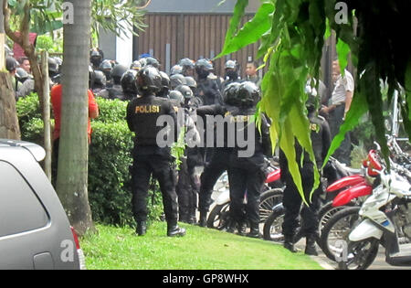 1 gennaio 2010 - Jakarta, Jakarta, Indonesia - Poliziotti catturati e arrestati due degli autori dei furti e la presa di ostaggi in una regione di casa elite Pondok Indah, Sud Jakarta (credito Immagine: © Denny Pohan via ZUMA filo) Foto Stock