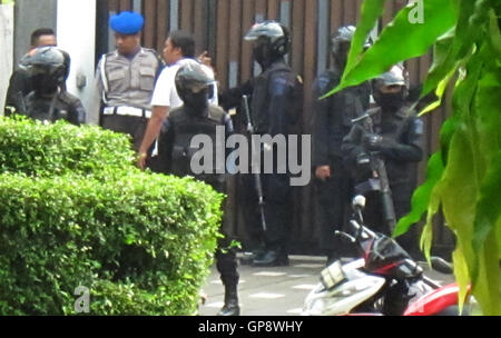 1 gennaio 2010 - Jakarta, Jakarta, Indonesia - Poliziotti catturati e arrestati due degli autori dei furti e la presa di ostaggi in una regione di casa elite Pondok Indah, Sud Jakarta (credito Immagine: © Denny Pohan via ZUMA filo) Foto Stock