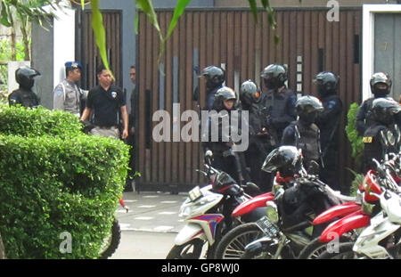 1 gennaio 2010 - Jakarta, Jakarta, Indonesia - Poliziotti catturati e arrestati due degli autori dei furti e la presa di ostaggi in una regione di casa elite Pondok Indah, Sud Jakarta (credito Immagine: © Denny Pohan via ZUMA filo) Foto Stock