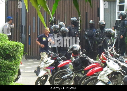 1 gennaio 2010 - Jakarta, Jakarta, Indonesia - Poliziotti catturati e arrestati due degli autori dei furti e la presa di ostaggi in una regione di casa elite Pondok Indah, Sud Jakarta (credito Immagine: © Denny Pohan via ZUMA filo) Foto Stock