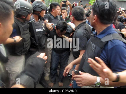 1 gennaio 2010 - Jakarta, Jakarta, Indonesia - Poliziotti catturati e arrestati due degli autori dei furti e la presa di ostaggi in una regione di casa elite Pondok Indah, Sud Jakarta (credito Immagine: © Denny Pohan via ZUMA filo) Foto Stock