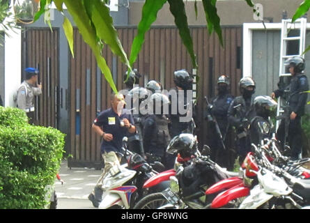 1 gennaio 2010 - Jakarta, Jakarta, Indonesia - Poliziotti catturati e arrestati due degli autori dei furti e la presa di ostaggi in una regione di casa elite Pondok Indah, Sud Jakarta (credito Immagine: © Denny Pohan via ZUMA filo) Foto Stock