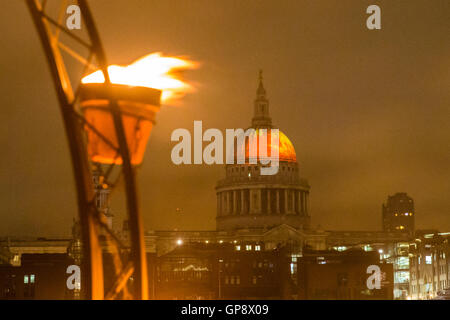 Londra, Regno Unito. Il 2 settembre, 2016. Compagnie Carabosse, Francese fire alchimisti, creato un giardino di fuoco di fronte alla Tate Modern . sul Tamigi Coreano, Ik-Joong Kang creato "sogni galleggianti". Uno degli eventi che fa parte del festival la marcatura del 350esimo anniversario del Grande Incendio di Londra. Credito: carol moiré/Alamy Live News Foto Stock