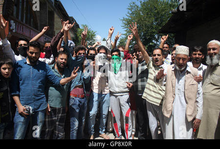 Srinagar Kashmir. Il 3 settembre, 2016. i musulmani del Kashmir dimostranti anti gridare slogan indiana ,durante una manifestazione di protesta in soura periferia di Srinagar contro le forze di sicurezza battere i civili e danneggiato le vedove della moschea e altre proprietà private .inquietudine è stato prevalente in stato dal passato 57 giorni che ha provocato la morte di oltre 70 persone. Il malcontento è stato attivato un giorno dopo Hizbul Mujahideen comandante Burhan Wani è stato ucciso nel corso di un incontro con le forze di sicurezza di luglio 8 Credito: Sofi Suhail/Alamy Live News Foto Stock