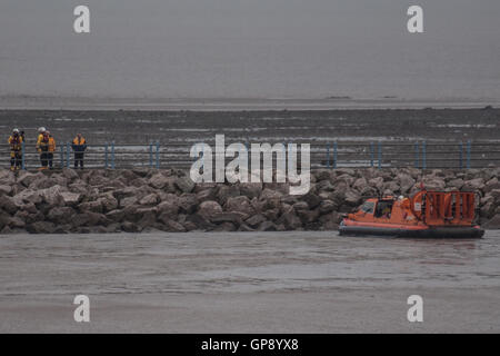 Morecambe Bay, Regno Unito, 3 settembre 2016, la polizia ha chiesto la costa Gaurd e il RNLI per aiutare nella ricerca di un 59 anno vecchio Stephen Joseph Malyszczuk di età compresa tra i 59 che è stato visto l'ultima volta sul Lungomare Sandylands Morecambe tra Royds Avenue e la batteria tra 8.30 e 9.00 di questa mattina Credito: David Billinge/Alamy Live News Foto Stock