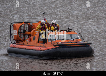 Morecambe Bay, Regno Unito, 3 settembre 2016, la polizia ha chiesto la costa Gaurd e il RNLI per aiutare nella ricerca di un 59 anno vecchio Stephen Joseph Malyszczuk di età compresa tra i 59 che è stato visto l'ultima volta sul Lungomare Sandylands Morecambe tra Royds Avenue e la batteria tra 8.30 e 9.00 di questa mattina Credito: David Billinge/Alamy Live News Foto Stock