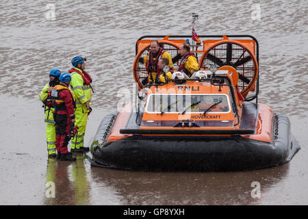 Morecambe Bay, Regno Unito, 3 settembre 2016, la polizia ha chiesto la costa Gaurd e il RNLI per aiutare nella ricerca di un 59 anno vecchio Stephen Joseph Malyszczuk di età compresa tra i 59 che è stato visto l'ultima volta sul Lungomare Sandylands Morecambe tra Royds Avenue e la batteria tra 8.30 e 9.00 di questa mattina Credito: David Billinge/Alamy Live News Foto Stock