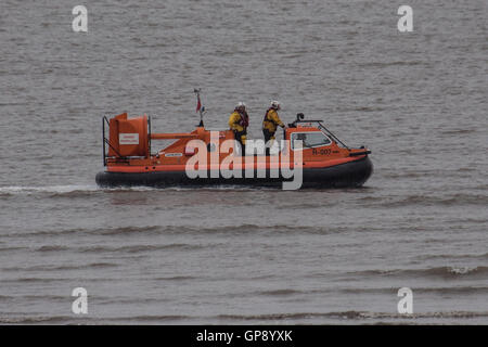 Morecambe Bay, Regno Unito, 3 settembre 2016, la polizia ha chiesto la costa Gaurd e il RNLI per aiutare nella ricerca di un 59 anno vecchio Stephen Joseph Malyszczuk di età compresa tra i 59 che è stato visto l'ultima volta sul Lungomare Sandylands Morecambe tra Royds Avenue e la batteria tra 8.30 e 9.00 di questa mattina Credito: David Billinge/Alamy Live News Foto Stock