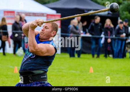 Peebles, Scozia UK il 3 settembre 2016. Peebles Highland Games, il più grande "highland' giochi in confini scozzesi ha avuto luogo a Peebles del 3 settembre 2016 dotate di pipe band concorsi, highland competizioni di ballo, haggis hockey irlandese, martello gettando, lanci di pietre e altri eventi tradizionali. Nella foto: un concorrente getta il martello Credito: Andrew Wilson/Alamy Live News Foto Stock