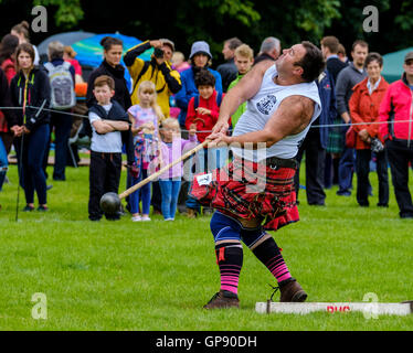 Peebles, Scozia UK il 3 settembre 2016. Peebles Highland Games, il più grande "highland' giochi in confini scozzesi ha avuto luogo a Peebles del 3 settembre 2016 dotate di pipe band concorsi, highland competizioni di ballo, haggis hockey irlandese, martello gettando, lanci di pietre e altri eventi tradizionali. Nella foto: un concorrente getta il martello Credito: Andrew Wilson/Alamy Live News Foto Stock