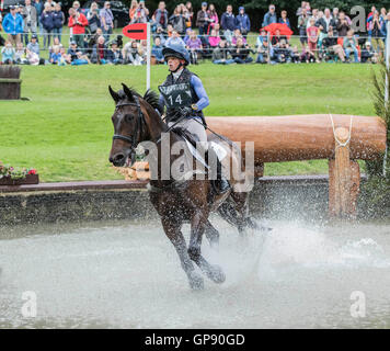 Burghley House, Burghley, UK. 03Sep, 2016. Land Rover Burghley Horse Trials. Cross Country. ALLSTAR B cavalcato da Rosalind Canter è in modo sicuro oltre all'Allevamento di Trote Credito: Azione Sport Plus/Alamy Live News Foto Stock