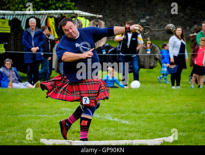 Peebles, Scozia UK il 3 settembre 2016. Peebles Highland Games, il più grande "highland' giochi in confini scozzesi ha avuto luogo a Peebles del 3 settembre 2016 dotate di pipe band concorsi, highland competizioni di ballo, haggis hockey irlandese, martello gettando, lanci di pietre e altri eventi tradizionali. Nella foto: un concorrente lancia la palla e la catena Credito: Andrew Wilson/Alamy Live News Foto Stock