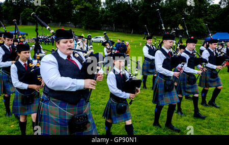 Peebles, Scozia UK il 3 settembre 2016. Peebles Highland Games, il più grande "highland' giochi in confini scozzesi ha avuto luogo a Peebles del 3 settembre 2016 dotate di pipe band concorsi, highland competizioni di ballo, haggis hockey irlandese, martello gettando, lanci di pietre e altri eventi tradizionali. Nella foto: la rete Davidsons and District Pipe Band Credito: Andrew Wilson/Alamy Live News Foto Stock