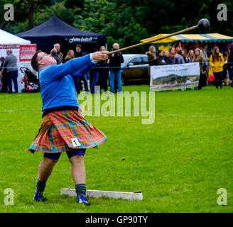 Peebles, Scozia UK il 3 settembre 2016. Peebles Highland Games, il più grande "highland' giochi in confini scozzesi ha avuto luogo a Peebles del 3 settembre 2016 dotate di pipe band concorsi, highland competizioni di ballo, haggis hockey irlandese, martello gettando, lanci di pietre e altri eventi tradizionali. Nella foto: un concorrente getta il martello Credito: Andrew Wilson/Alamy Live News Foto Stock