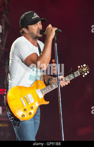 Chicago, Illinois, Stati Uniti d'America. Il 27 agosto, 2016. Paese musicin LUKE BRYAN esegue Live At Wrigley Field a Chicago in Illinois © Daniel DeSlover/ZUMA filo/Alamy Live News Foto Stock