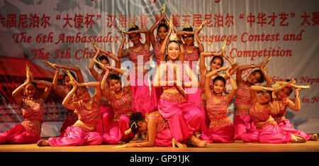 Kathmandu, Nepal. 3 Sep, 2016. Gli studenti svolgono durante la cerimonia di premiazione del sesto Ambasciatore Cup Lingua cinese concorso e il quinto culturale cinese la concorrenza sulle prestazioni di Kathmandu, capitale del Nepal, sul Sett. 3, 2016. La manifestazione che ha montrato il talento degli studenti è stata organizzata dal Volontariato Internazionale Cinese di casa di un insegnante in Nepal e Scuola Ullens, supportato dall'ambasciata cinese in Nepal e Hanban, l'Istituto Confucio in sede. Credito: Sunil Sharma/Xinhua/Alamy Live News Foto Stock