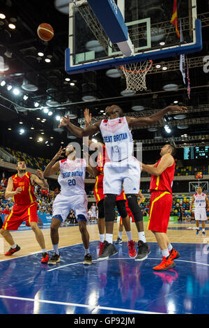 Copperbox Arena, Londra, Regno Unito, 3 settembre 2016. GB Eric Boateng (13) punteggi per GB al di sotto del cesto. Gran Bretagna volto al team dalla Macedonia nel cestello di Euro 2017 qualificatori sotto head coach Joe Prunty, in quanto mirano a tornare per il loro quarto round finale comparsa negli ultimi 5 tornei.Team GB Win 96:79 Credito: Imageplotter News e sport/Alamy Live News Foto Stock