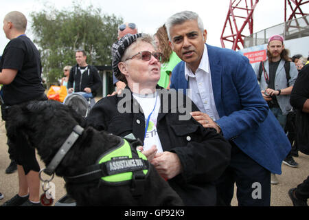 Queen Elizabeth Olympic Park, London, Regno Unito - 03 set 2016 National Paralympic Day e la Liberty Festival è una due giorni di evento in Queen Elizabeth Olympic Park davanti a Rio 2016 Giochi Paralimpici. Agli spettatori del festival hanno la possibilità di entrare nello spirito paralimpico provando le diverse disabilità e inclusive sport., presentata dalla British Paralympic Associazione ParalympicsGB del carnevale e motivare a est, una comunità locale progetto sportivo. Credito: Dinendra Haria/Alamy Live News Foto Stock