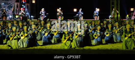 Il Kirghizistan. 03Sep, 2016. Gli artisti interpreti o esecutori riproduzione tradizionali strumenti komuz in occasione della cerimonia di apertura del mondiale 2016 Giochi nomade in Kirghizistan. Credito: Stephen Lioy/Alamy Live News Foto Stock