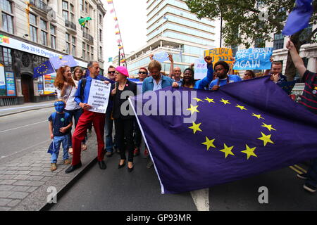 Londra, Regno Unito. Il 3 settembre, 2016. Migliaia di dimostranti marzo attraverso la strada della città capitale d'Inghilterra per protestare contro due giorni prima che il Parlamento europeo rientro per discus grande Britains futuro in Europa. Penelope Barritt/Alamy Live News Foto Stock