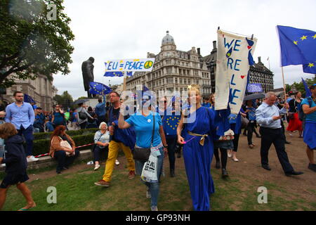 Londra, Regno Unito. 3 settembre 2016. Un gruppo di manifestanti vestiti di blu partecipa a una manifestazione pubblica a sostegno dell'Unione europea. I partecipanti ondeggiano le bandiere dell'UE e tengono i cartelli con la scritta "EU = PEACE" e "WE ARE EU". Migliaia di manifestanti marciano per le strade della capitale inglese per protestare due giorni prima che il parlamento si riunisca per discutire il futuro dei grandi britannici in Europa. Penelope Barritt/Alamy Live News Foto Stock