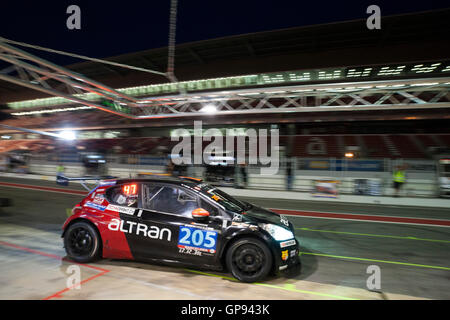 Barcellona, Spagna. Il 3 settembre, 2016. La Peugeot 208 GTi auto del Altran team Peugeot, in azione durante la 24 Hores de Barcelona d'Automobilisme-Trofeu Fermí Vélez presso il Circuito di Catalunya. Credito: Pablo Guillen/Alamy Live News Foto Stock