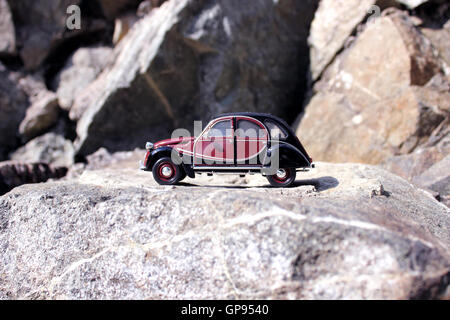Giocattolo auto su una superficie rocciosa Foto Stock