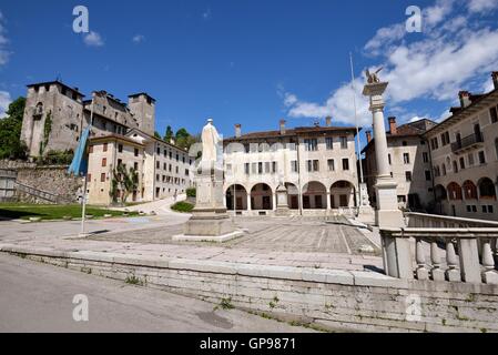 Piazza Maggiore con il Castello di Alboino in background, Feltre, Provincia di Belluno, Veneto, Italia Foto Stock